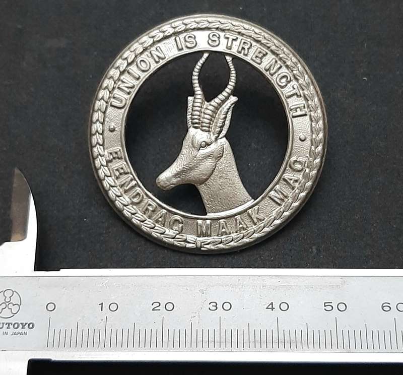 **WW2 UDF: White Metal General Service Cap Badge w/ Lugs .**