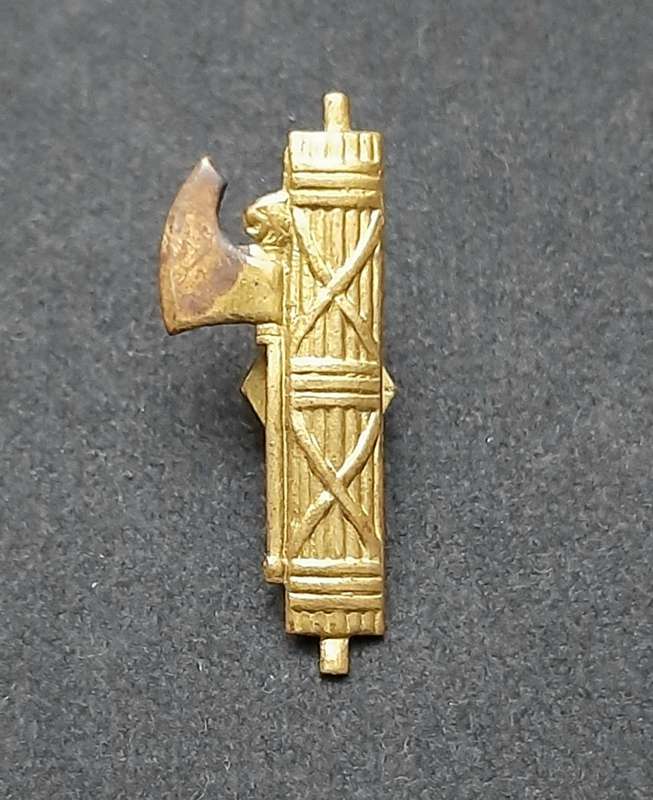 **RARE: 1930s Italian `Blackshirt` Fascist Party Badge w/ Pin. **