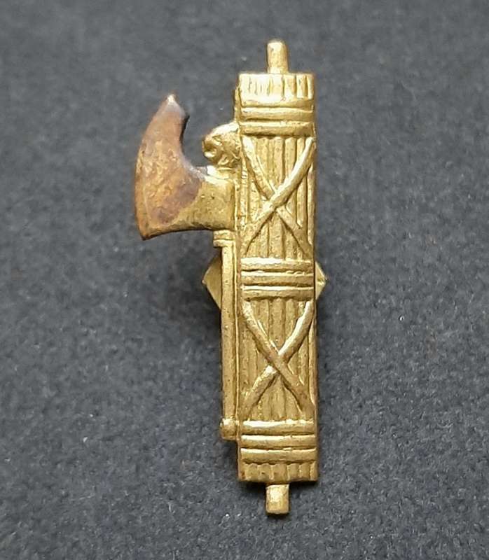 **RARE: 1930s Italian `Blackshirt` Fascist Party Badge w/ Pin. **