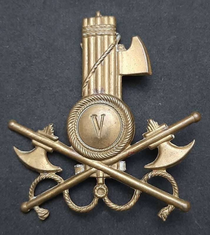 **RARE: WW2 Italian MVSN Fascist Militia Engineers Pith-Helmet Badge ( All Pins).**