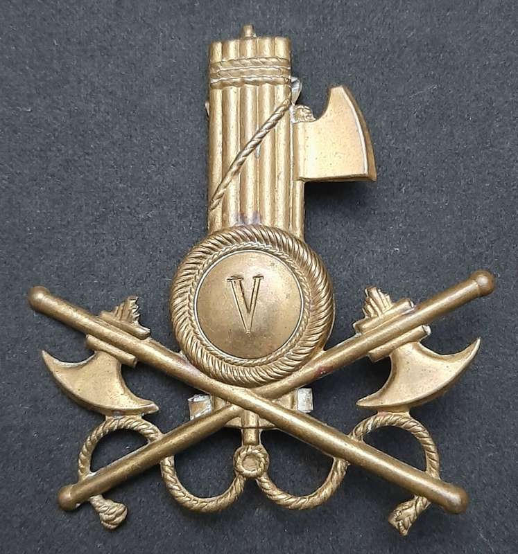 **RARE: WW2 Italian MVSN Fascist Militia Engineers Pith-Helmet Badge ( All Pins).**