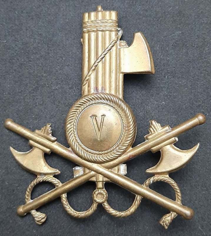 **RARE: WW2 Italian MVSN Fascist Militia Engineers Pith-Helmet Badge ( All Pins).**