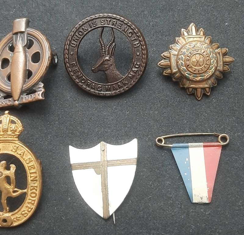 **WW2 Lot : South African Military Insignia x 8 Pcs **