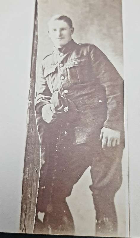 **WW1 : British Army 'Infantryman' Photographic Postcard (13cm x9cm).**