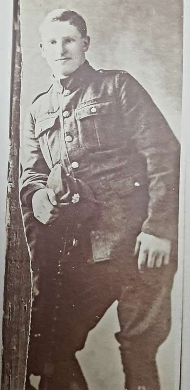 **WW1 : British Army 'Infantryman' Photographic Postcard (13cm x9cm).**
