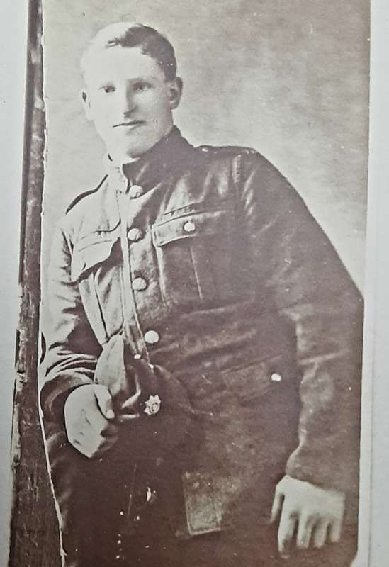 **WW1 : British Army 'Infantryman' Photographic Postcard (13cm x9cm).**