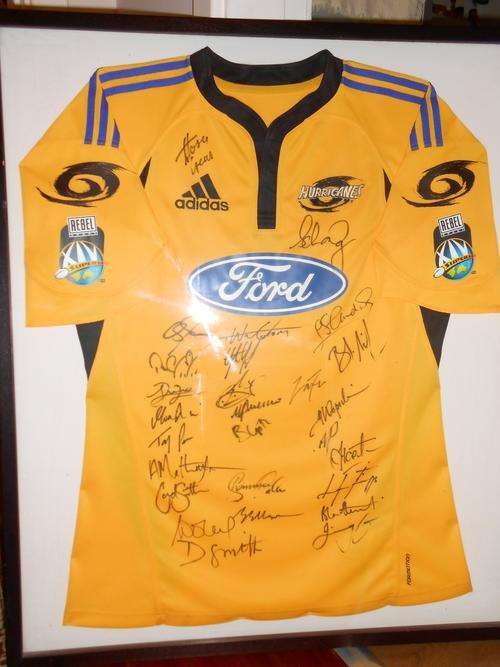 SIGNED AND FRAMED HURRICANES SUPER 14 RUGBY JERSEY