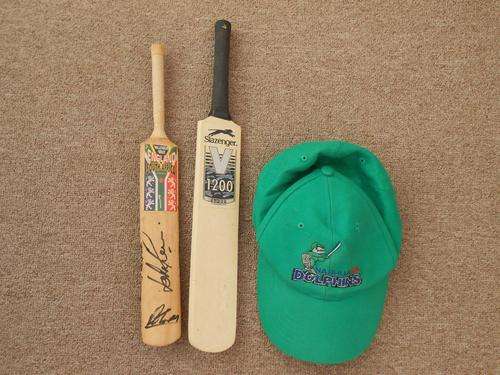 2 MINI CRICKET BATS WITH CRICKET CAP