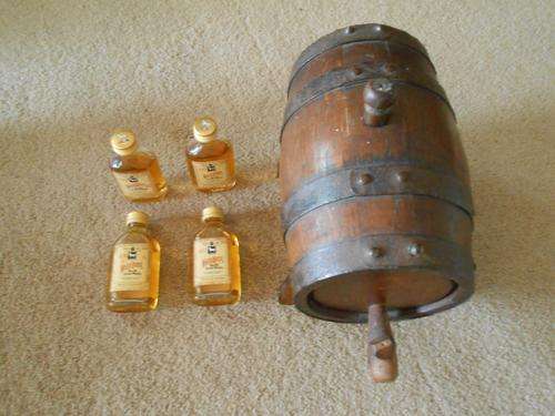 OAK BRANDY  BARREL WITH MINITURE BOTTLES OF WHITE HORSE WHISKEY