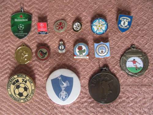 15 FOOTBALL PIN BADGES AND MEDALS