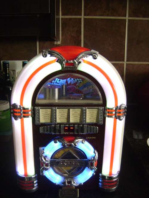CLASSIC COLLECTORS EDITION JUKE BOX IN WORKING CONDITION