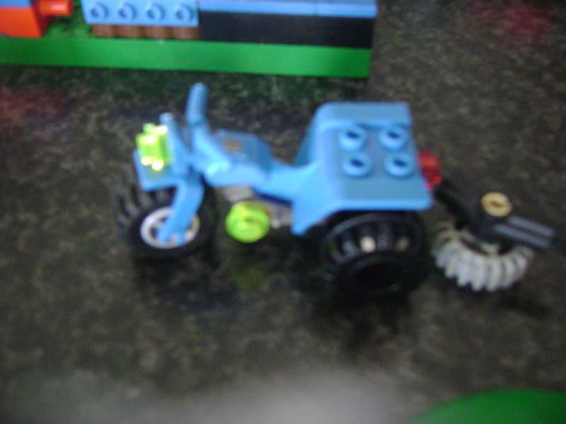 LEGO PIECES AND LITTLE CARS