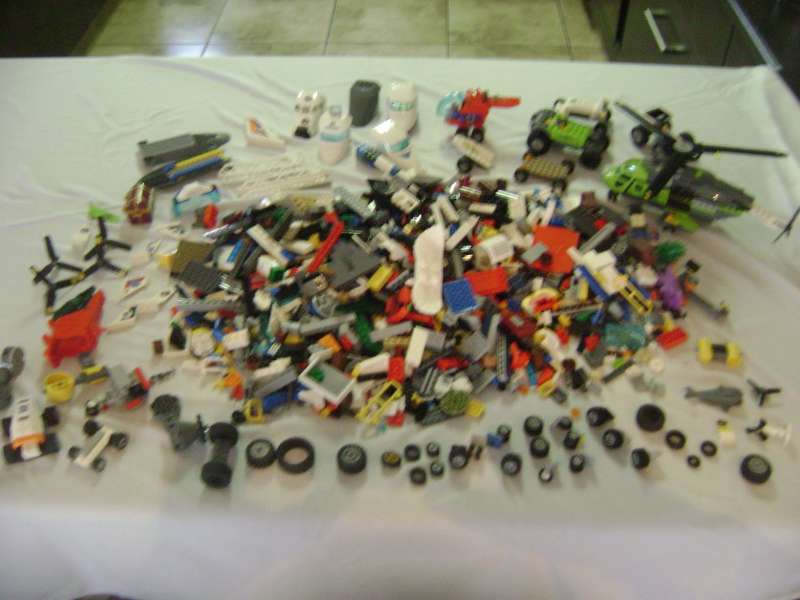 1100 lego blocks and pieces - plus bigger parts