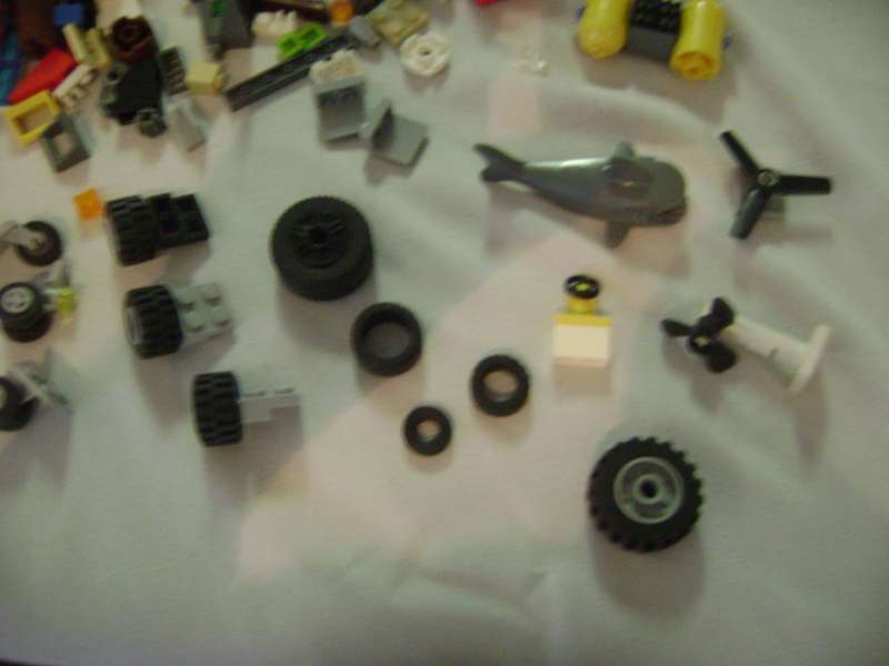 1100 lego blocks and pieces - plus bigger parts
