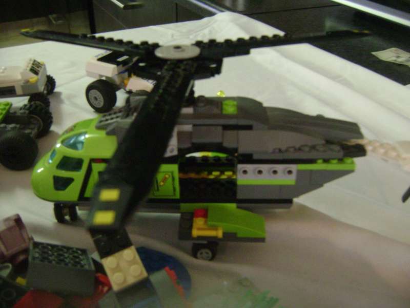 1100 lego blocks and pieces - plus bigger parts