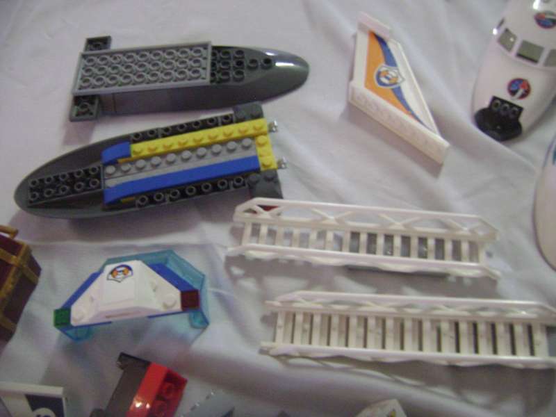 1100 lego blocks and pieces - plus bigger parts