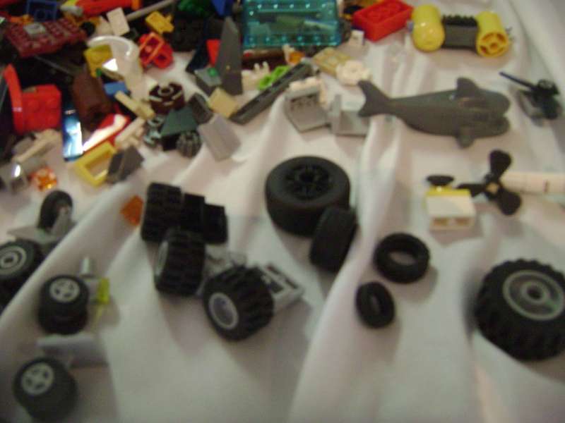 1100 lego blocks and pieces - plus bigger parts