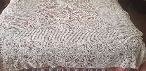 job lot 5x crochet cloths and 2x beadspreads