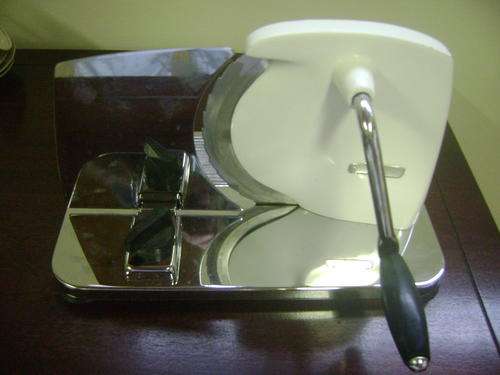 THIS MEAT AND BREAD SLICER IN VERY GOOD CONDITION