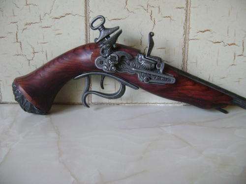THIS OLDEN DAY DISPLAY PISTOL- VERY GOOD CONDIOTION