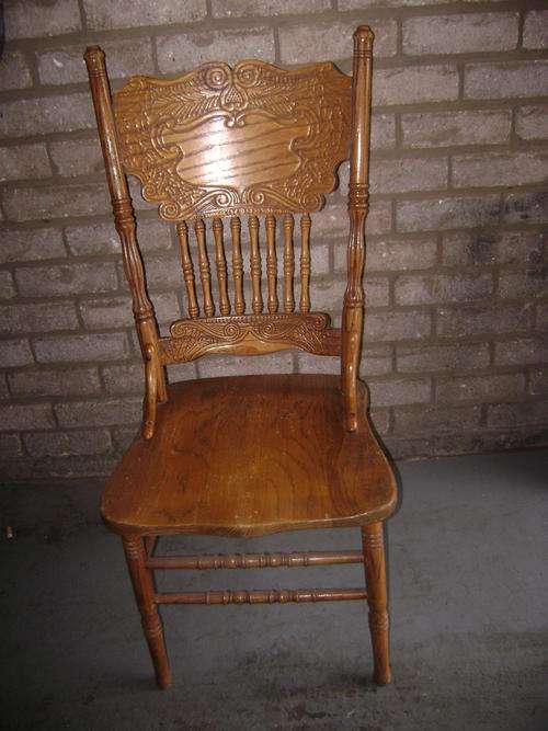 THIS BEAUTIFULL OAK CHAIR IN VERY GOOD CONDITION