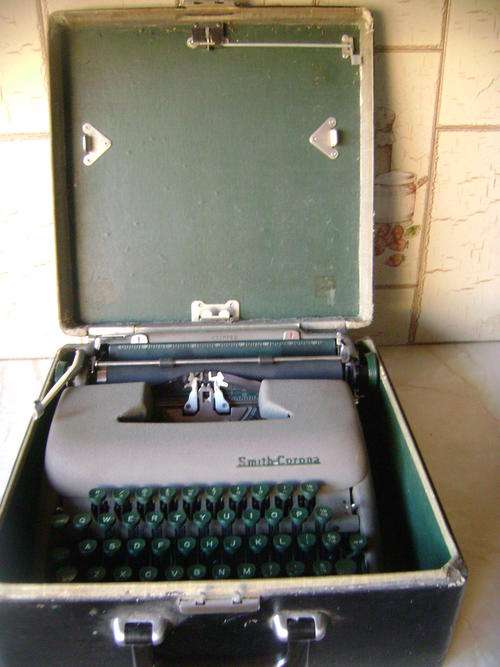 OLD SMITH CORONAR TYPEWRITER IN A VERY OLD CARRY CASE - VERY GOOD CONDITION