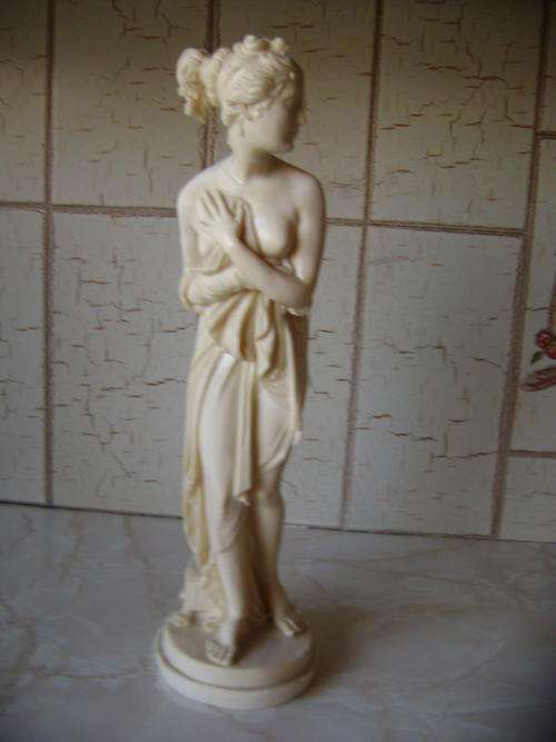 RESIN MADE STATUE OF LADY IN GOOD CONDITION