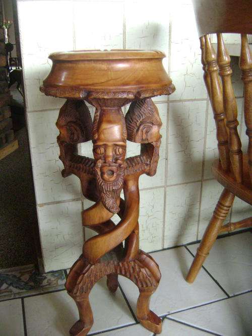 THIS LARGE BEAUTIFULLY CARVED ASHTRAY