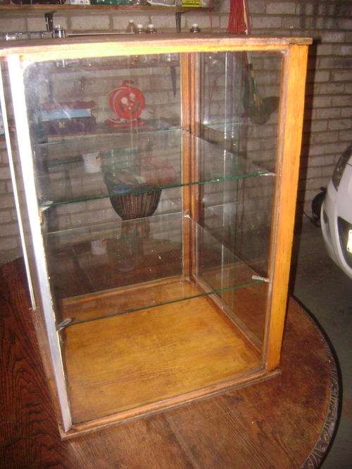 OLD SHOP DISPLAY CABINET IN GOOD CONDITION