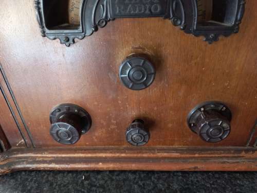 VINTAGE TABLE TOP RADIO