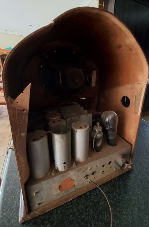 VINTAGE TABLE TOP RADIO