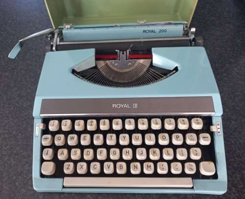 ROYAL 200 TYPEWRITER IN CARRY CASE - MADE IN JAPAN