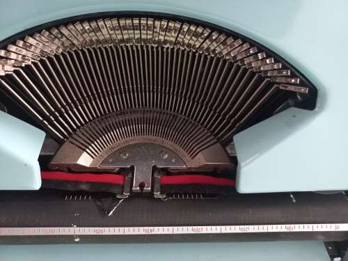 ROYAL 200 TYPEWRITER IN CARRY CASE - MADE IN JAPAN