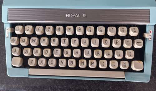 ROYAL 200 TYPEWRITER IN CARRY CASE - MADE IN JAPAN