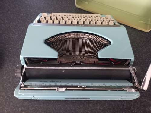 ROYAL 200 TYPEWRITER IN CARRY CASE - MADE IN JAPAN