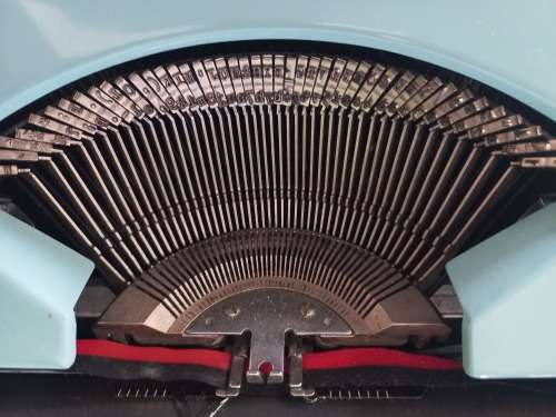ROYAL 200 TYPEWRITER IN CARRY CASE - MADE IN JAPAN