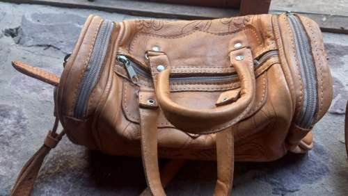 2X LEATHER HAND BAGS IN VERY GOOD CONDITION