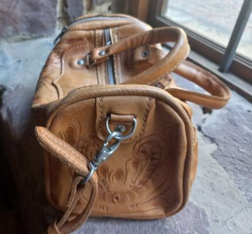 2X LEATHER HAND BAGS IN VERY GOOD CONDITION