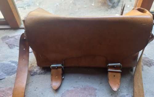 2X LEATHER HAND BAGS IN VERY GOOD CONDITION