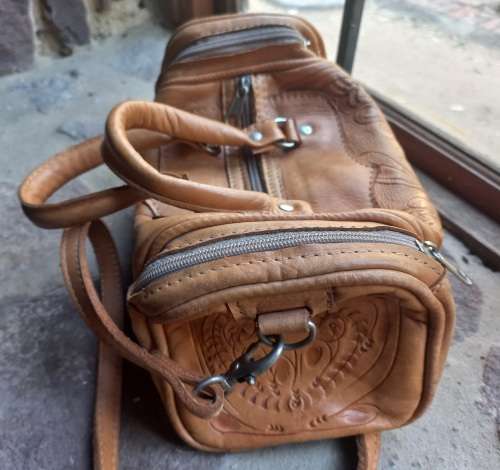 2X LEATHER HAND BAGS IN VERY GOOD CONDITION
