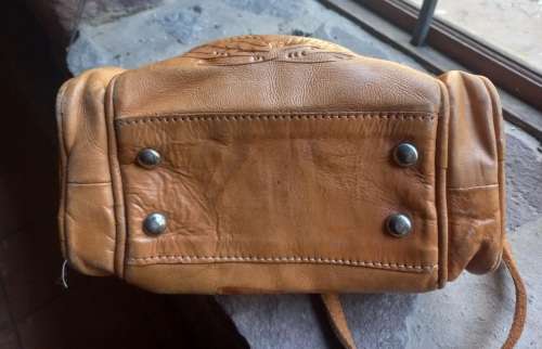 2X LEATHER HAND BAGS IN VERY GOOD CONDITION