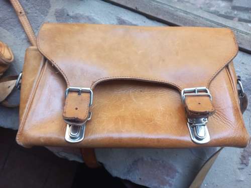 2X LEATHER HAND BAGS IN VERY GOOD CONDITION