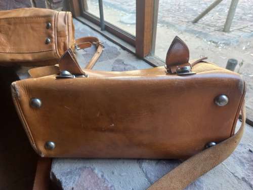 2X LEATHER HAND BAGS IN VERY GOOD CONDITION