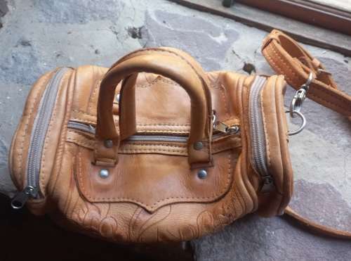 2X LEATHER HAND BAGS IN VERY GOOD CONDITION