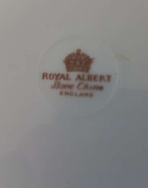 31 PIECE ROYAL ALBERT BONE  CHINA SET - MADE IN ENGLAND