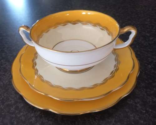31 PIECE ROYAL ALBERT BONE  CHINA SET - MADE IN ENGLAND