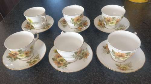 6X PIECE ROYAL VALE TEA SET IN VERY GOOD CONDIOTION - MADE IN ENGLAND