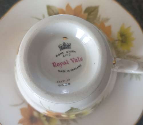 6X PIECE ROYAL VALE TEA SET IN VERY GOOD CONDIOTION - MADE IN ENGLAND