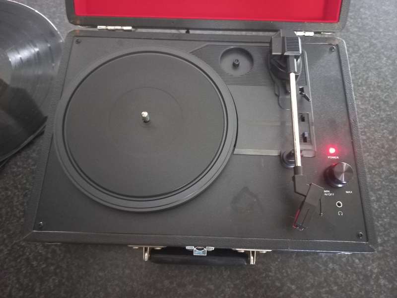 OLD CROSLEY RECORD PLAYER IN CARRY CASE - VERY GOOD CONDITION