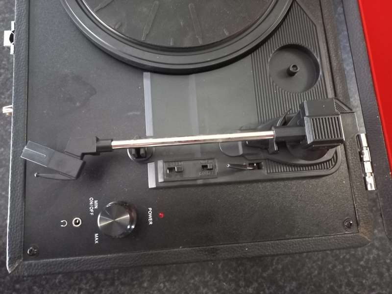 OLD CROSLEY RECORD PLAYER IN CARRY CASE - VERY GOOD CONDITION